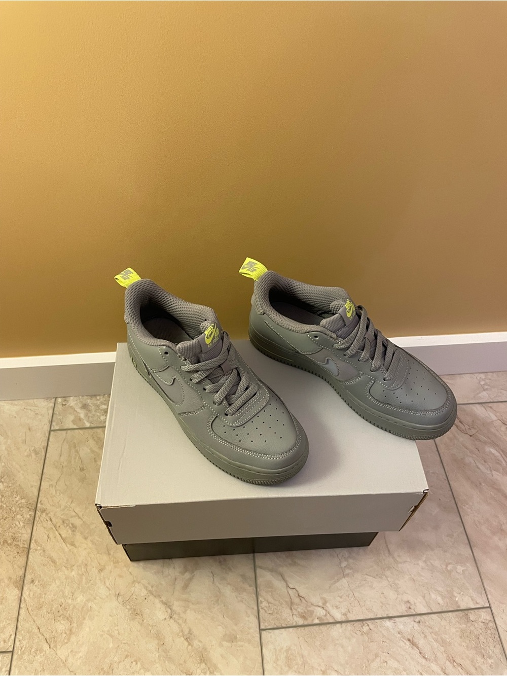 Nike Air Force 1 Low. Gray with Neon Pull Tabs. Flashes under lights (Youth 6) - Picture 3 of 4